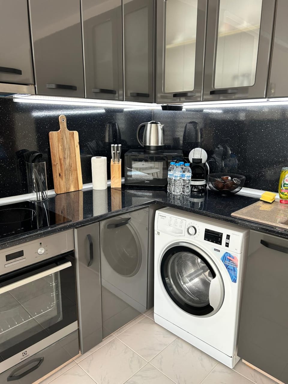 Coffee/tea facilities, Kitchen or kitchenette, dishwasher, minibar, oven, stove, washing machine, dryer