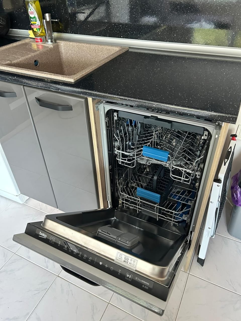 Kitchen or kitchenette, dishwasher, minibar