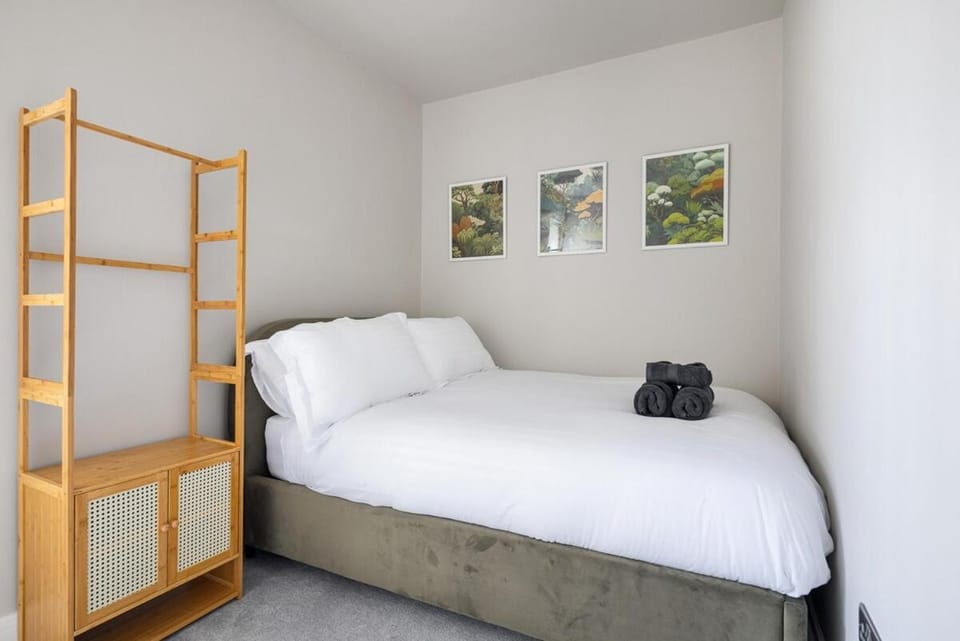 Modern 4BR House PS5 Large Garden and Patio Apartment in Uxbridge