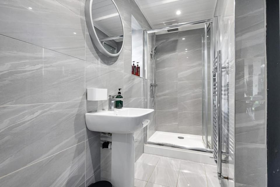 Modern 4BR House PS5 Large Garden and Patio Apartment in Uxbridge