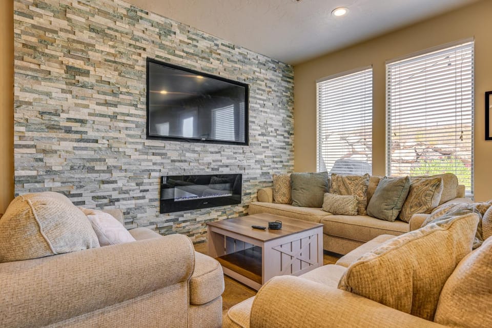 9 Mi to Sand Hollow! Family Duplex w/ Resort Perks House in Washington