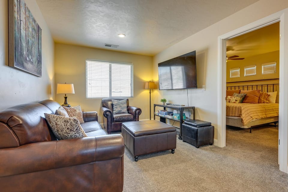 9 Mi to Sand Hollow! Family Duplex w/ Resort Perks House in Washington