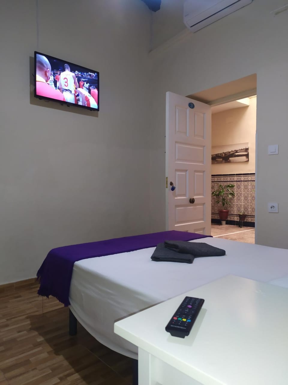 Bed, TV and multimedia, Bedroom