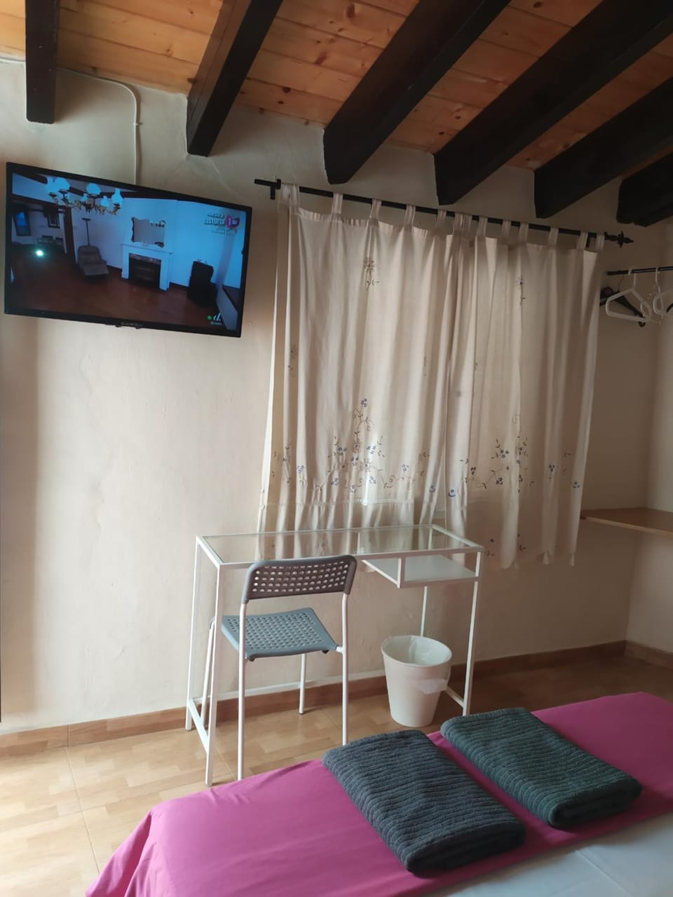 Bed, TV and multimedia, Bedroom