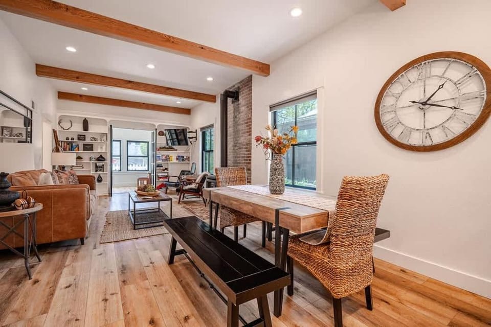 Downtown Truckee Walkable 6 Bed Pet Friendly House in Truckee