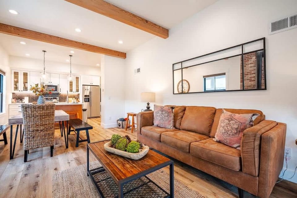Downtown Truckee Walkable 6 Bed Pet Friendly House in Truckee