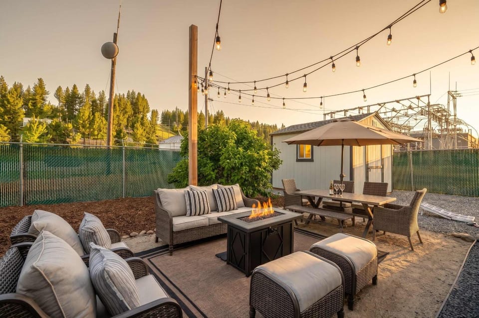 Downtown Truckee Walkable 6 Bed Pet Friendly House in Truckee