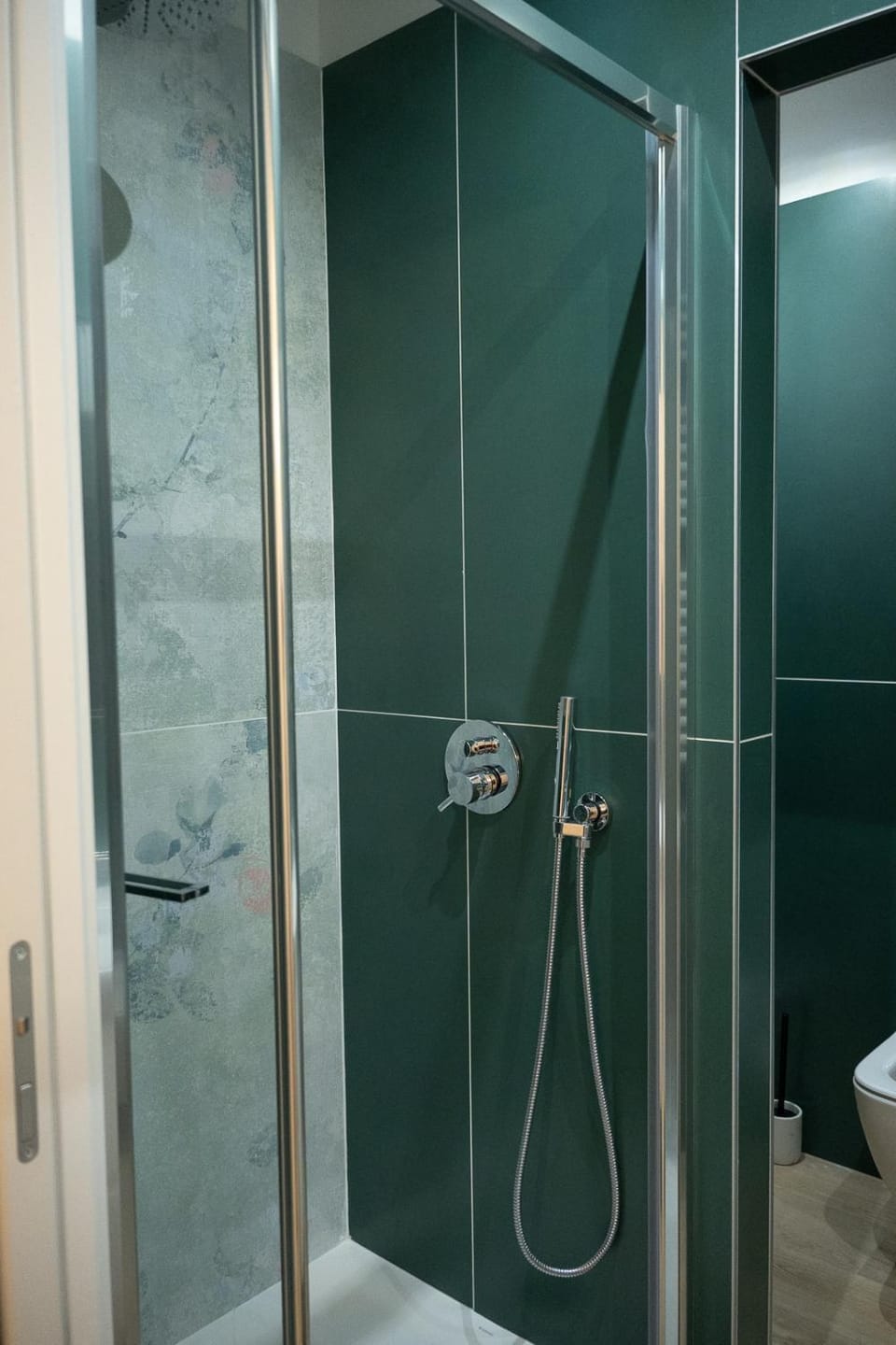 Shower, Decorative detail, bidet, hair dryier, towels