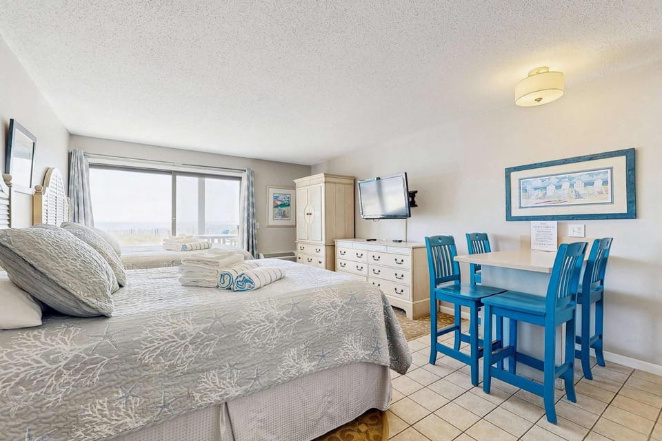 Oceanfront suite with water-view patio AC kitchenette & firepit Dog-Friendly Apartment in North Truro