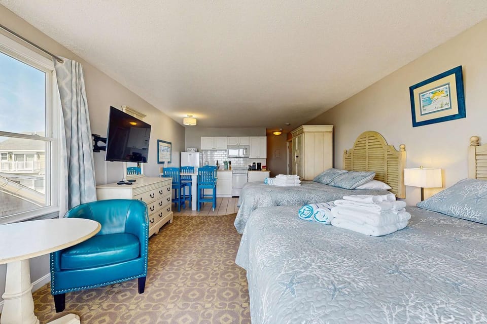 Oceanfront oasis with beautiful bay-view balcony AC firepit & grills Apartment in North Truro