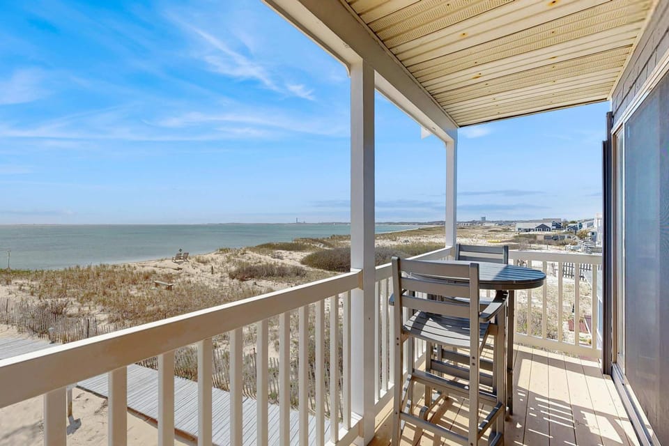 Oceanfront oasis with beautiful bay-view balcony AC firepit & grills Apartment in North Truro