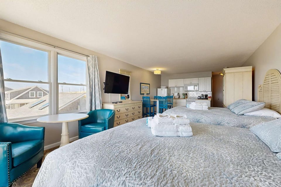 Oceanfront oasis with beautiful bay-view balcony AC firepit & grills Apartment in North Truro