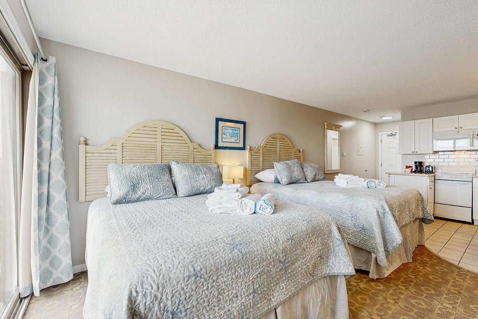 Oceanfront oasis with kitchenette bay-view patio & AC - dog-friendly Apartment in North Truro