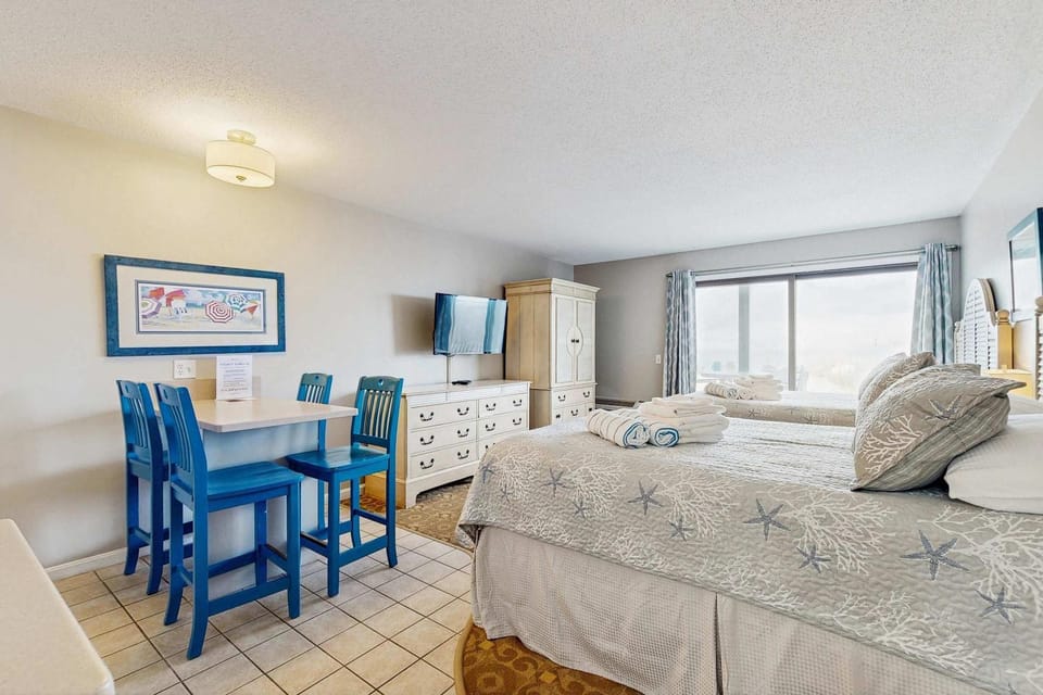 Oceanfront oasis with kitchenette bay-view patio & AC - dog-friendly Apartment in North Truro