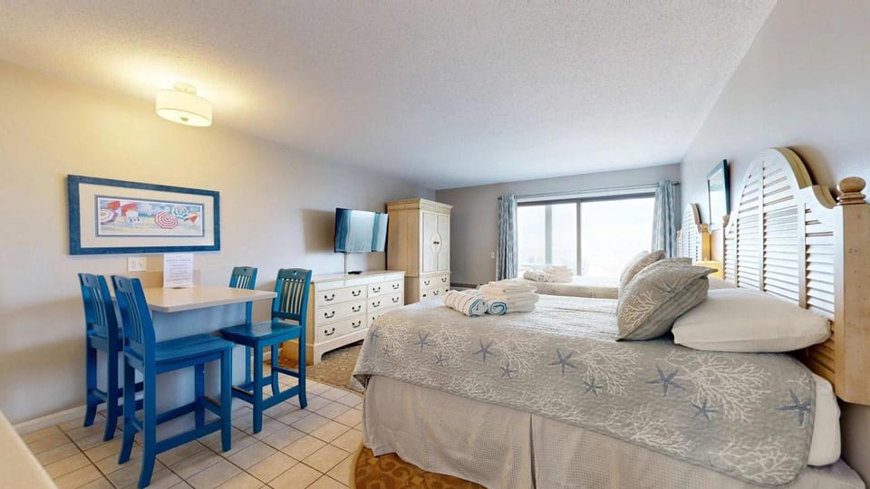 Oceanfront oasis with kitchenette bay-view patio & AC - dog-friendly Apartment in North Truro