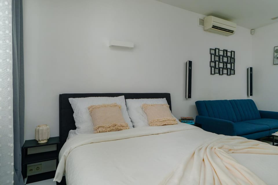 Bed, Bedroom, heating, internet, air conditioner