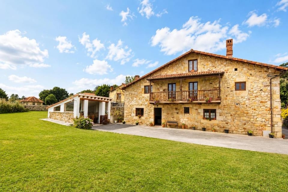 Casona de piedra con jardín cerca de Cabárceno House in Cantabria