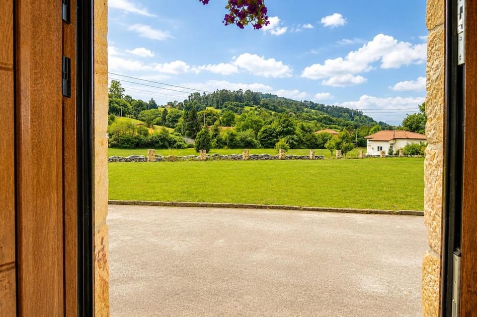 Casona de piedra con jardín cerca de Cabárceno House in Cantabria