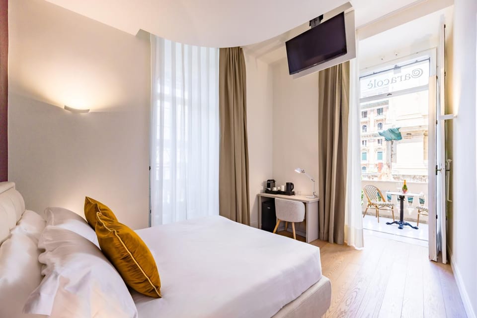 Bed, TV and multimedia, Photo of the whole room, Bedroom