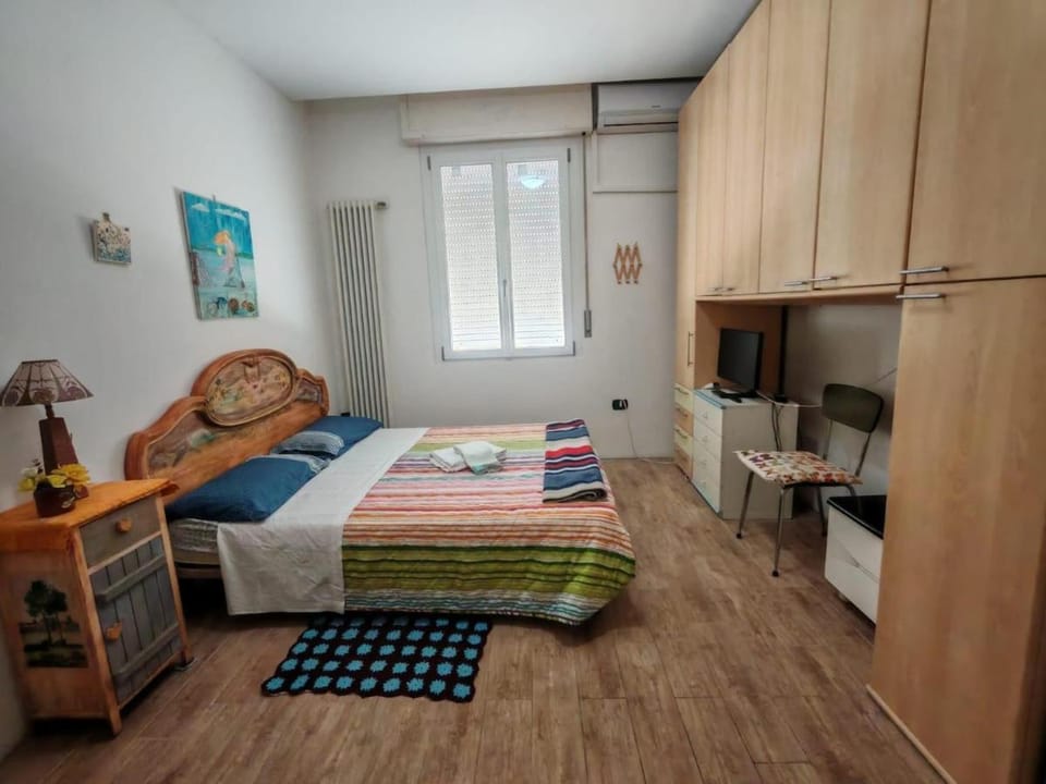 Bed, TV and multimedia, Photo of the whole room, Bedroom, towels, wardrobe, air conditioner