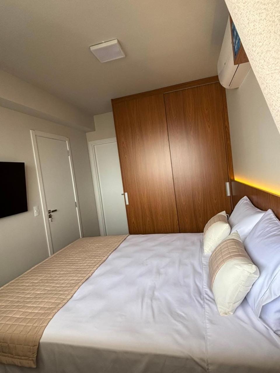 Photo of the whole room, Bedroom