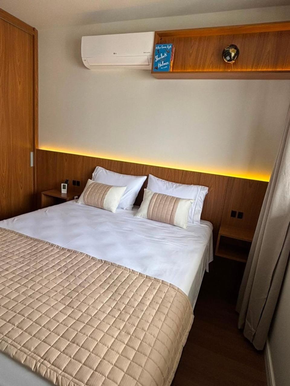 Bed, Photo of the whole room, Bedroom, air conditioner