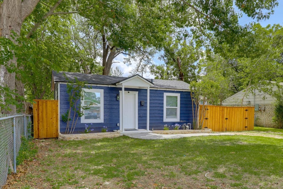 Walk to Square - Granbury Gem w/ Hot Tub Apartment in Granbury