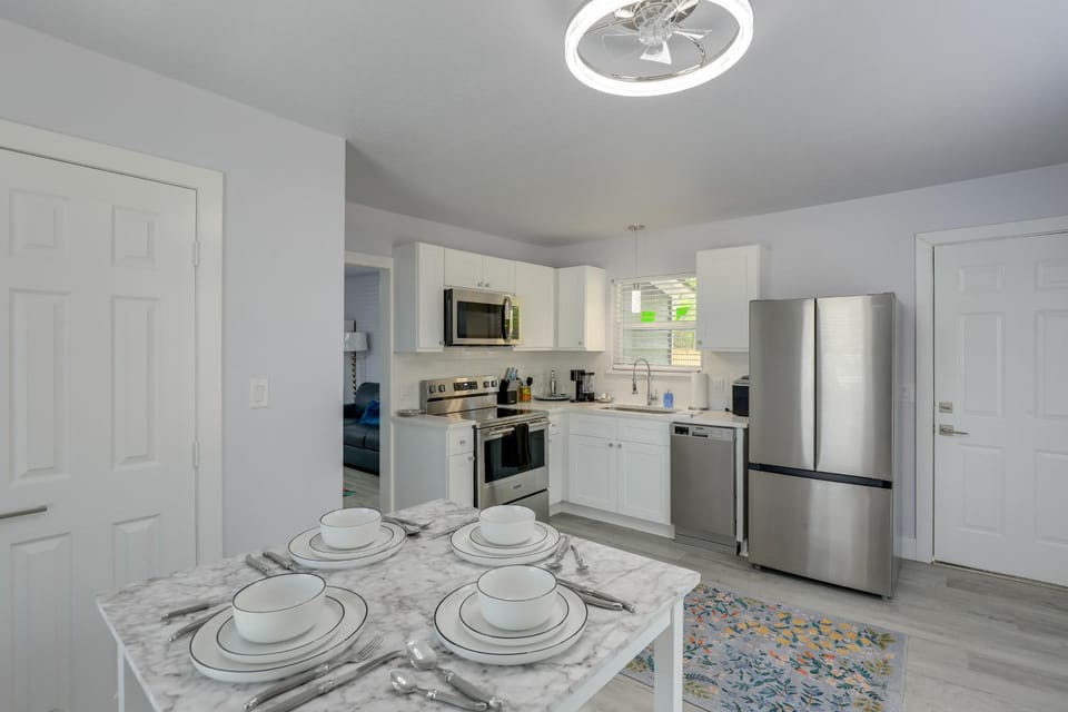 Walk to Square - Granbury Gem w/ Hot Tub Apartment in Granbury