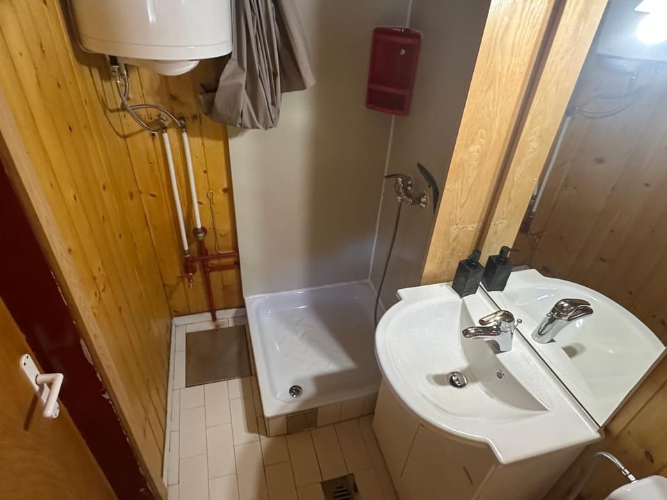 Shower, Toilet, Bathroom, towels