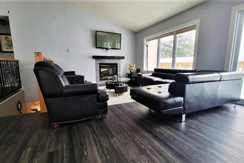Amazing Lakefront cottage on Paradise Lake House in Dysart and Others