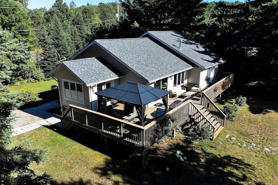 Amazing Lakefront cottage on Paradise Lake House in Dysart and Others