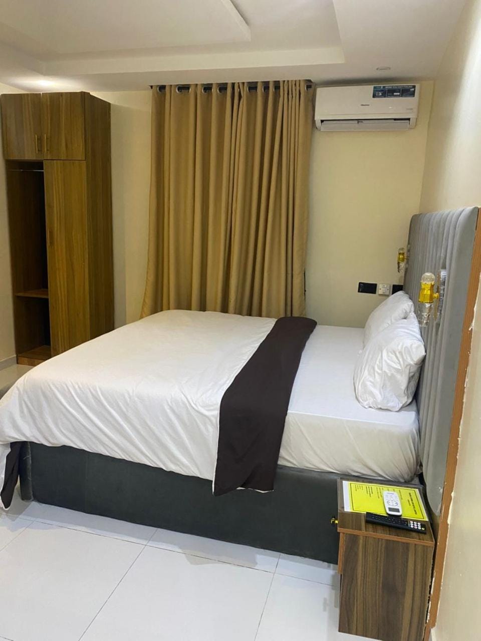 Photo of the whole room, air conditioner