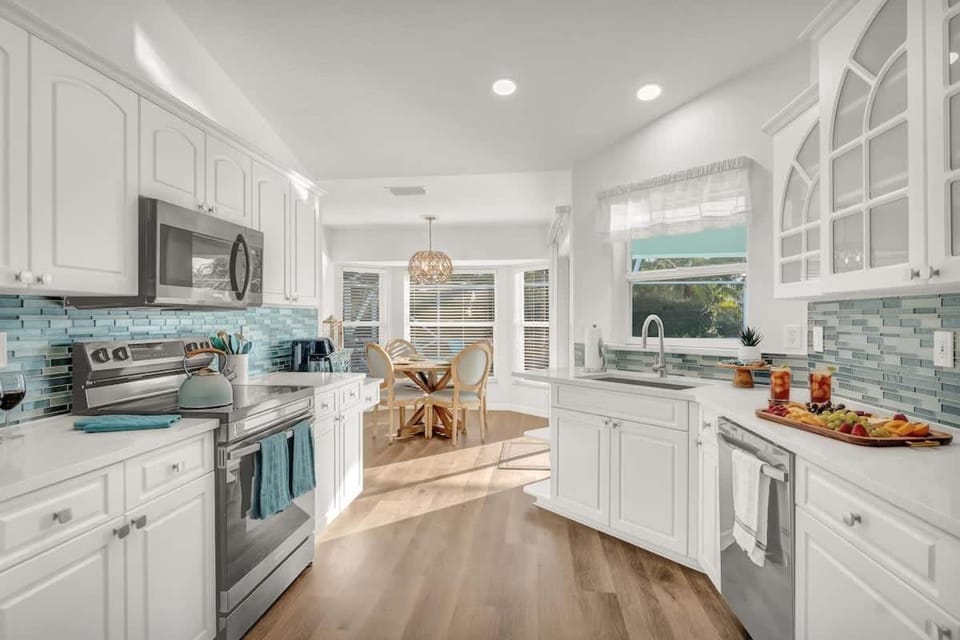 Beach Getaway - Pool & 2 King Beds House in Sebastian