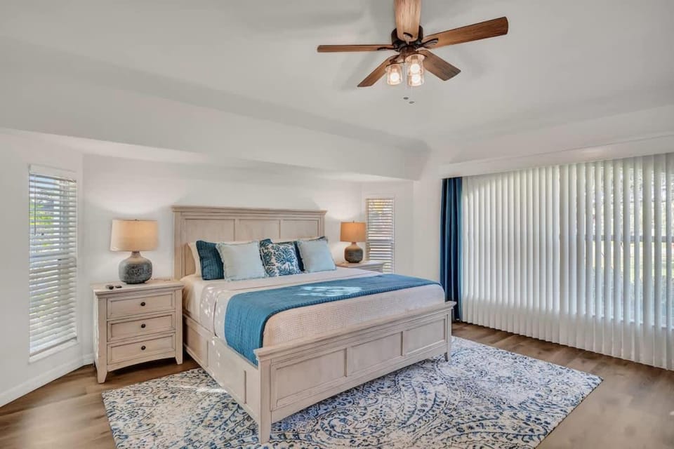 Beach Getaway - Pool & 2 King Beds House in Sebastian