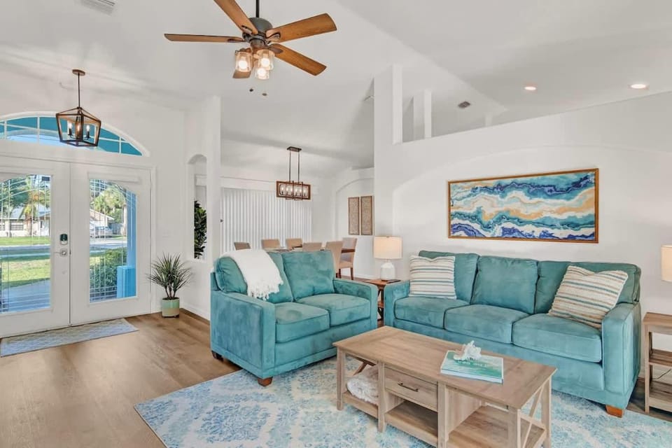 Beach Getaway - Pool & 2 King Beds House in Sebastian