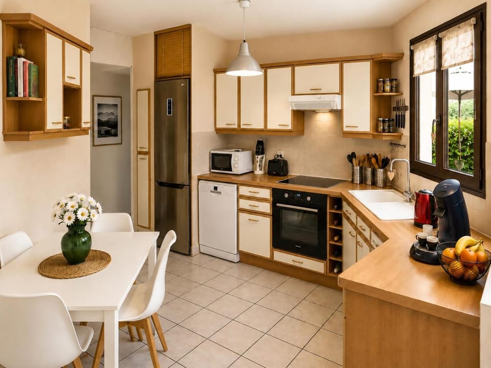 Coffee/tea facilities, Kitchen or kitchenette, Dining area, dishwasher, oven, stove, toaster
