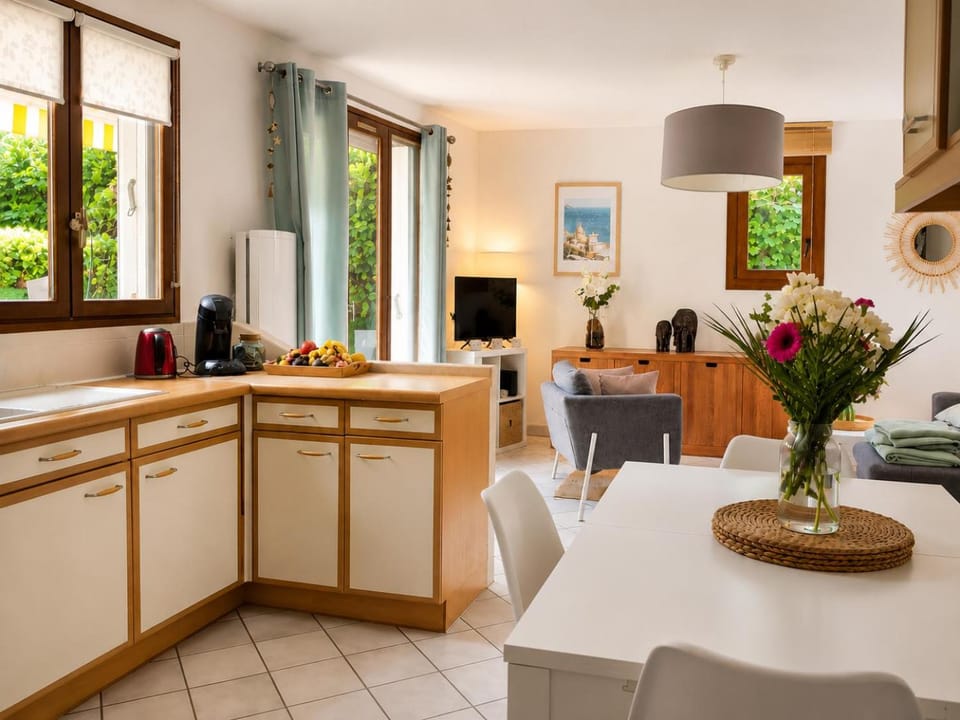 Coffee/tea facilities, Kitchen or kitchenette, kitchen, kitchen