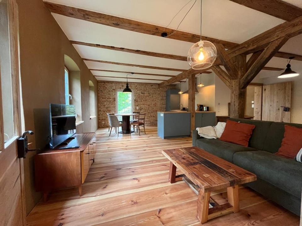 TV and multimedia, Living room, Seating area, Evening entertainment