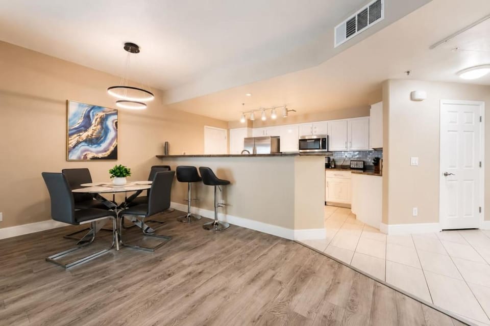 2 BR Vegas Oasis Pool Parking Near Strip Apartment in Rhodes Ranch
