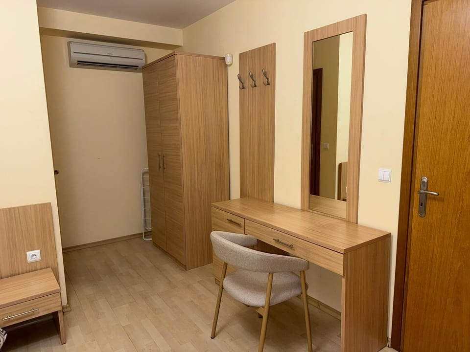 hair dresser, wardrobe