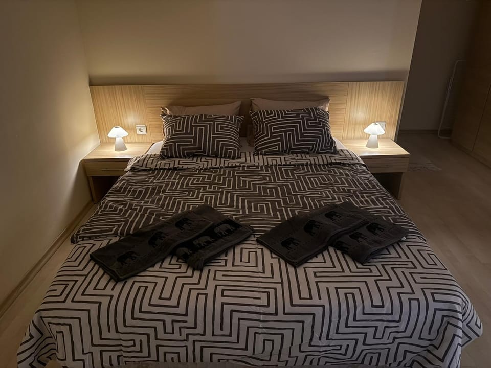 Bed, Bedroom, towels