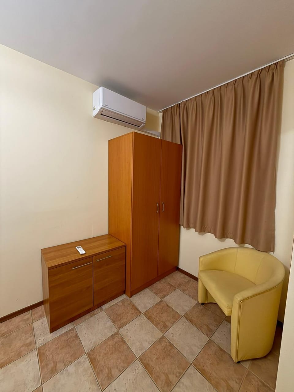 Bedroom, wardrobe, air conditioner