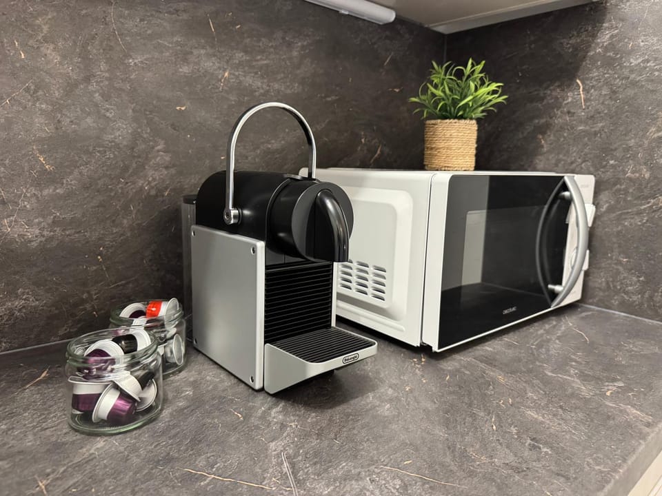 Coffee/tea facilities, Kitchen or kitchenette, microwave, minibar, oven, toaster