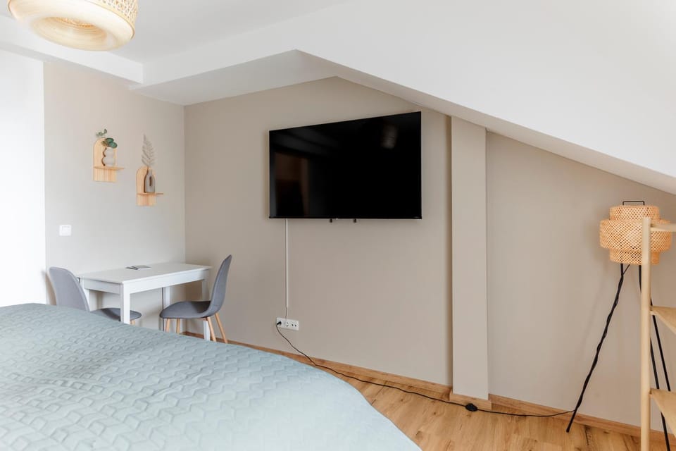 Bed, TV and multimedia, Evening entertainment, Bedroom