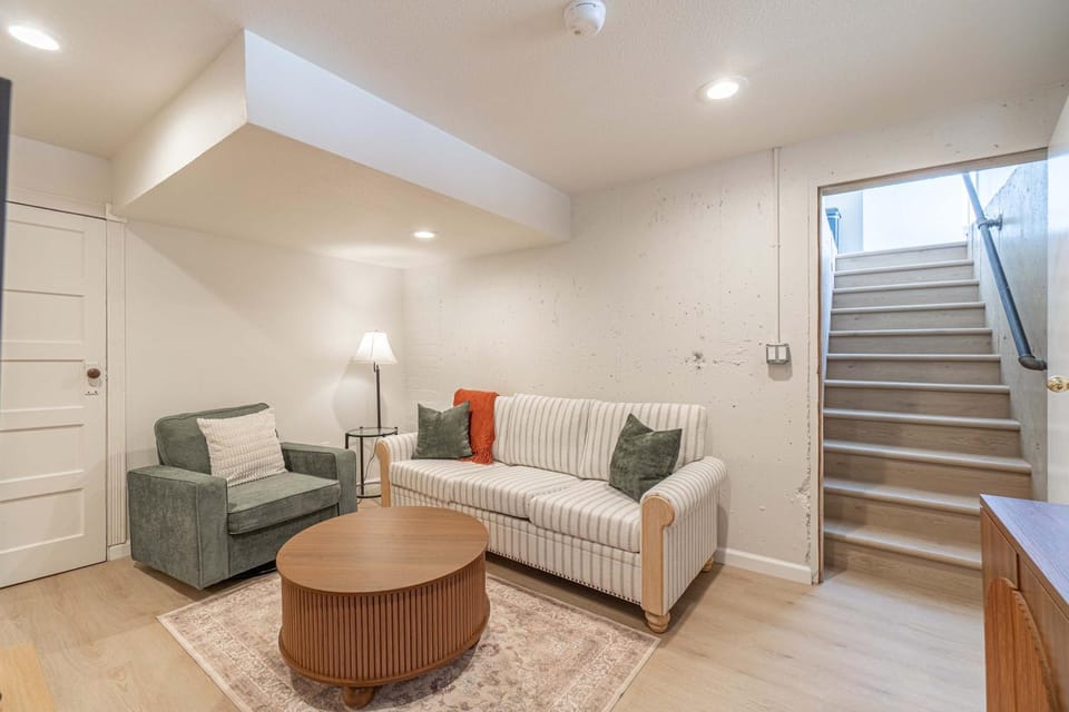 4BR Home w Hot Tub Grill Foosball & Cornhole House in Reno