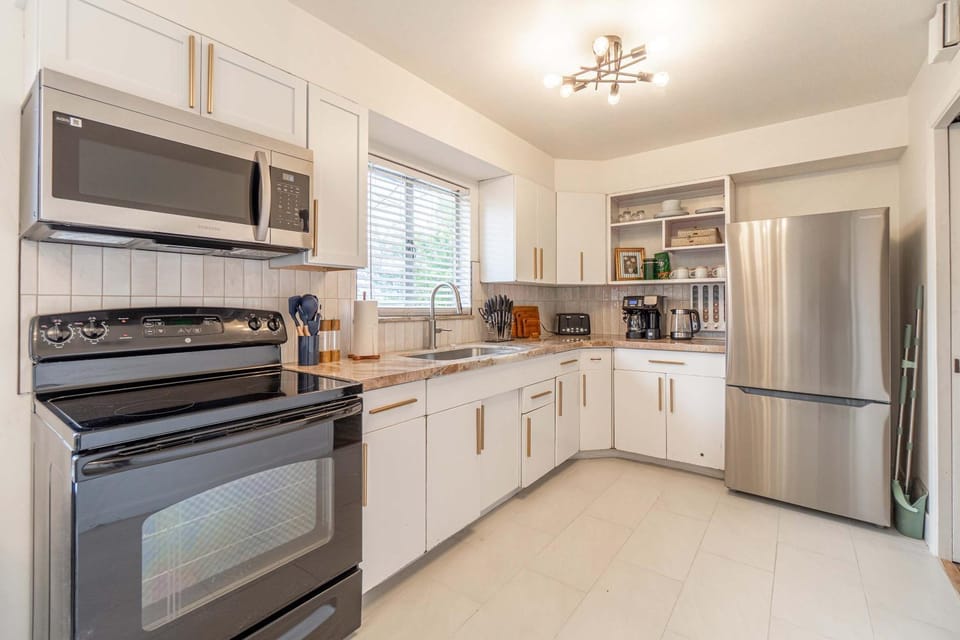 4BR Home w Hot Tub Grill Foosball & Cornhole House in Reno