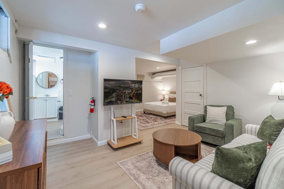 4BR Home w Hot Tub Grill Foosball & Cornhole House in Reno