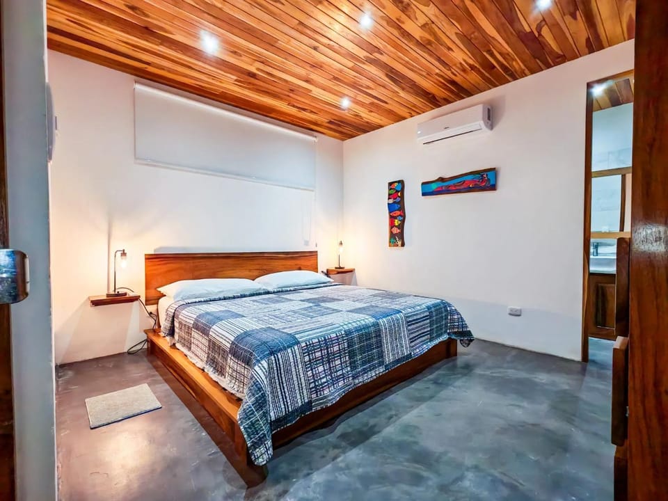 Bed, Bathroom, Photo of the whole room, Bedroom, wardrobe, air conditioner