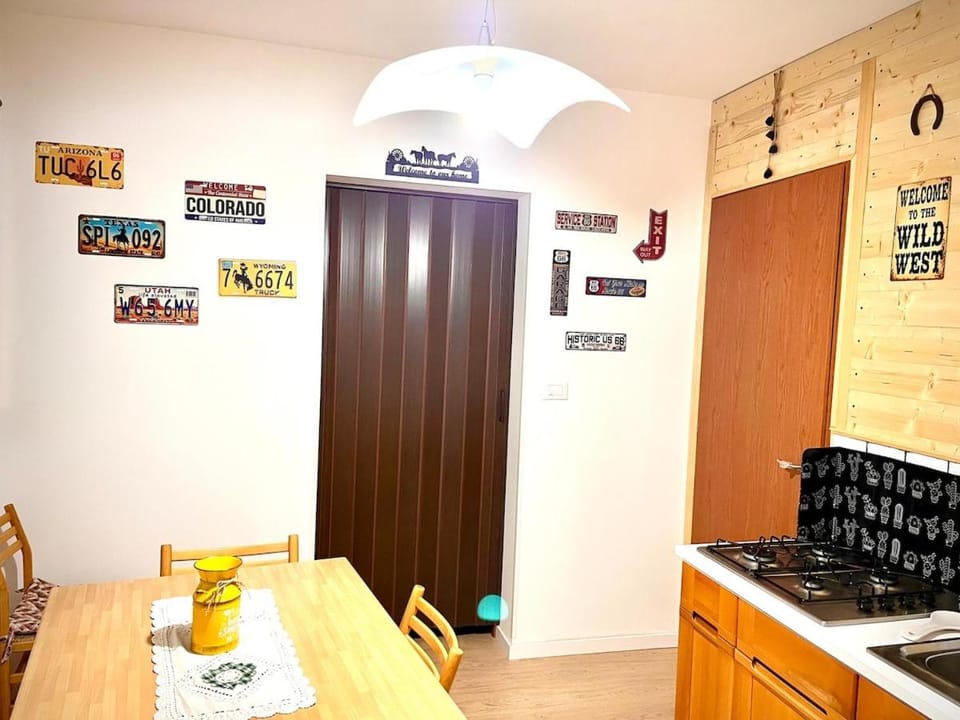 Kitchen or kitchenette, Dining area, stove