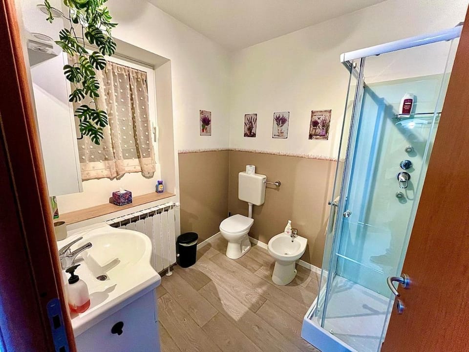 Shower, Toilet, Bathroom, bidet, towels